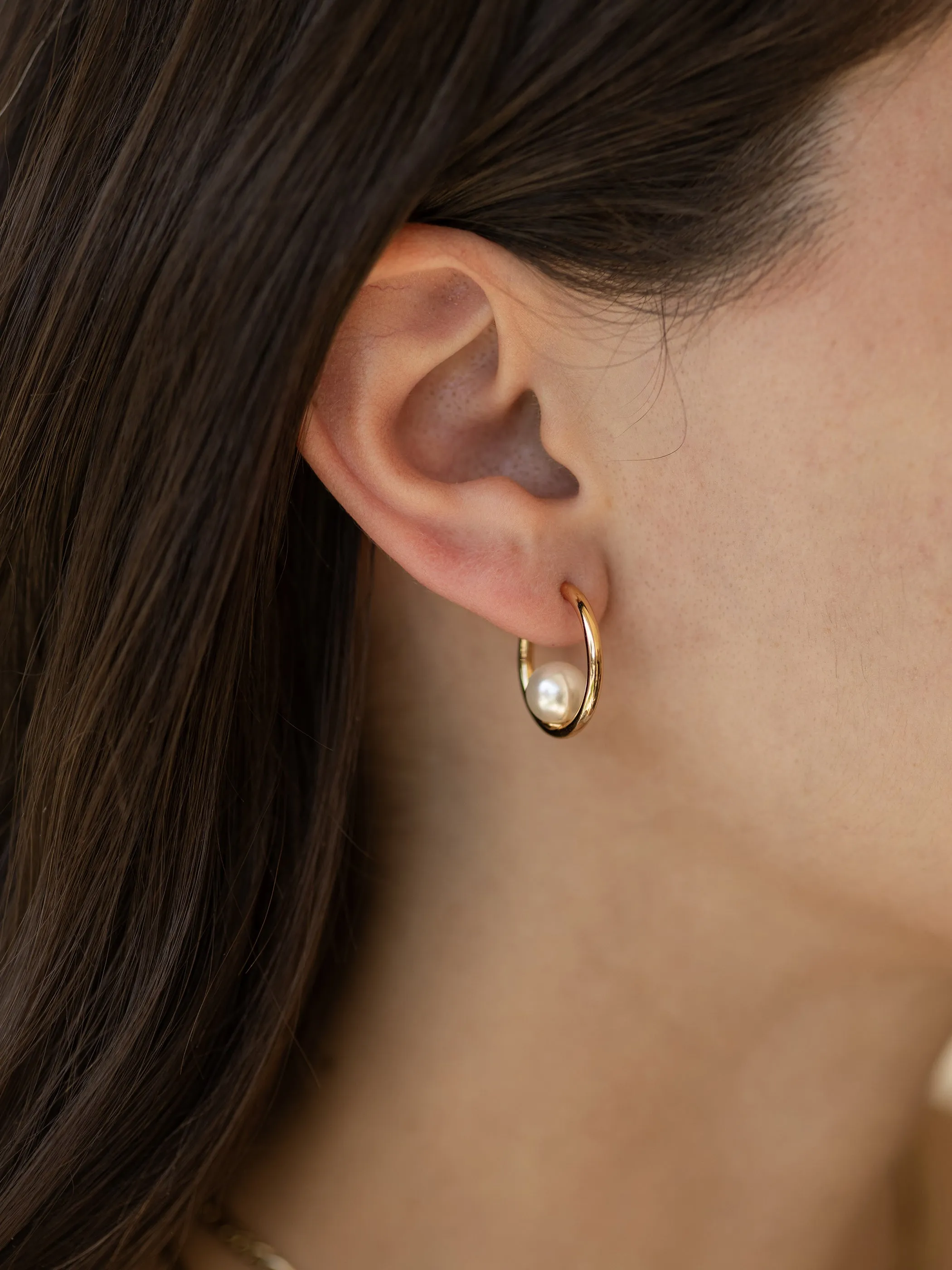 Ada Oversized Pearl Hoop Earrings in Gold