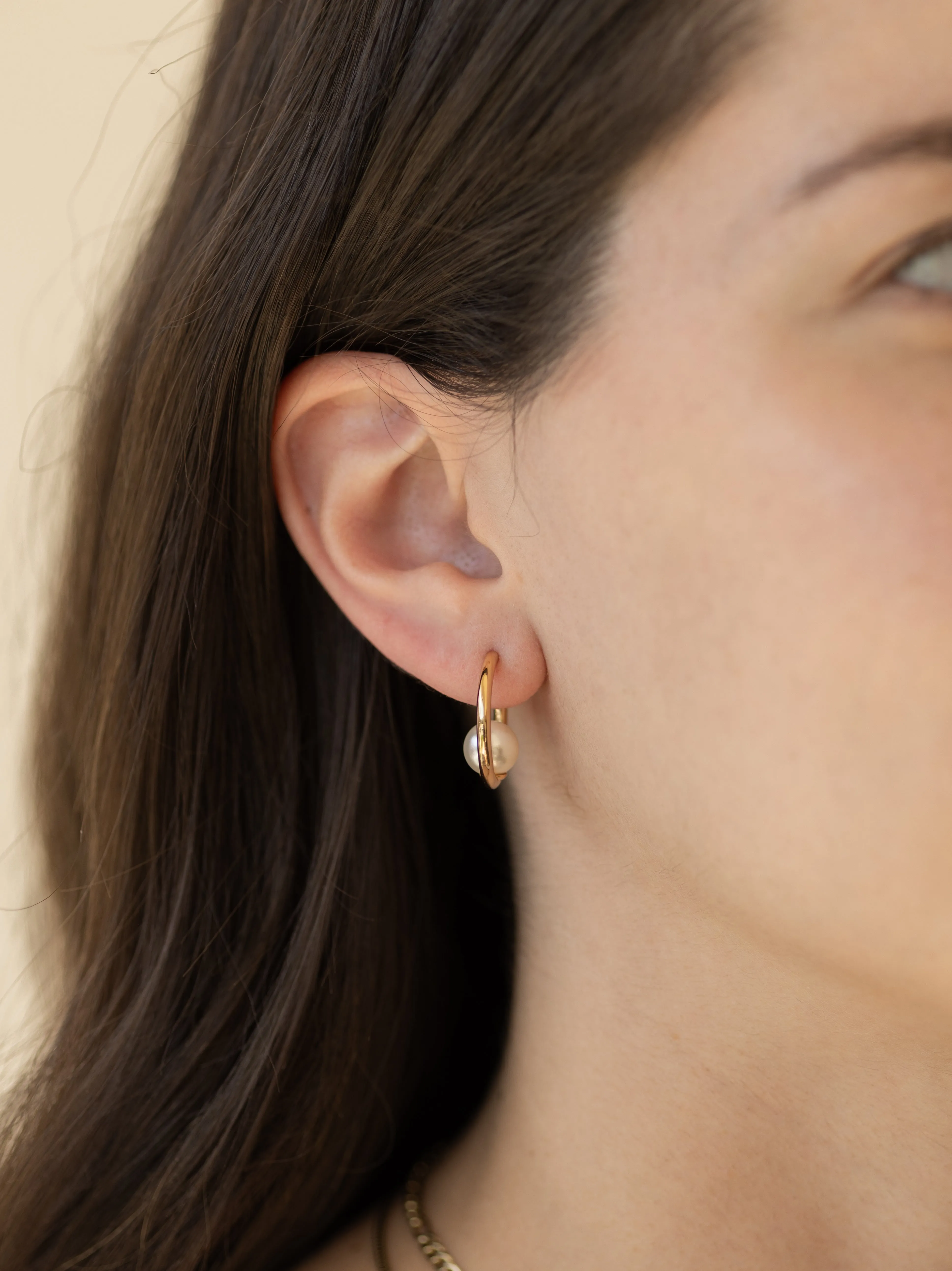 Ada Oversized Pearl Hoop Earrings in Gold