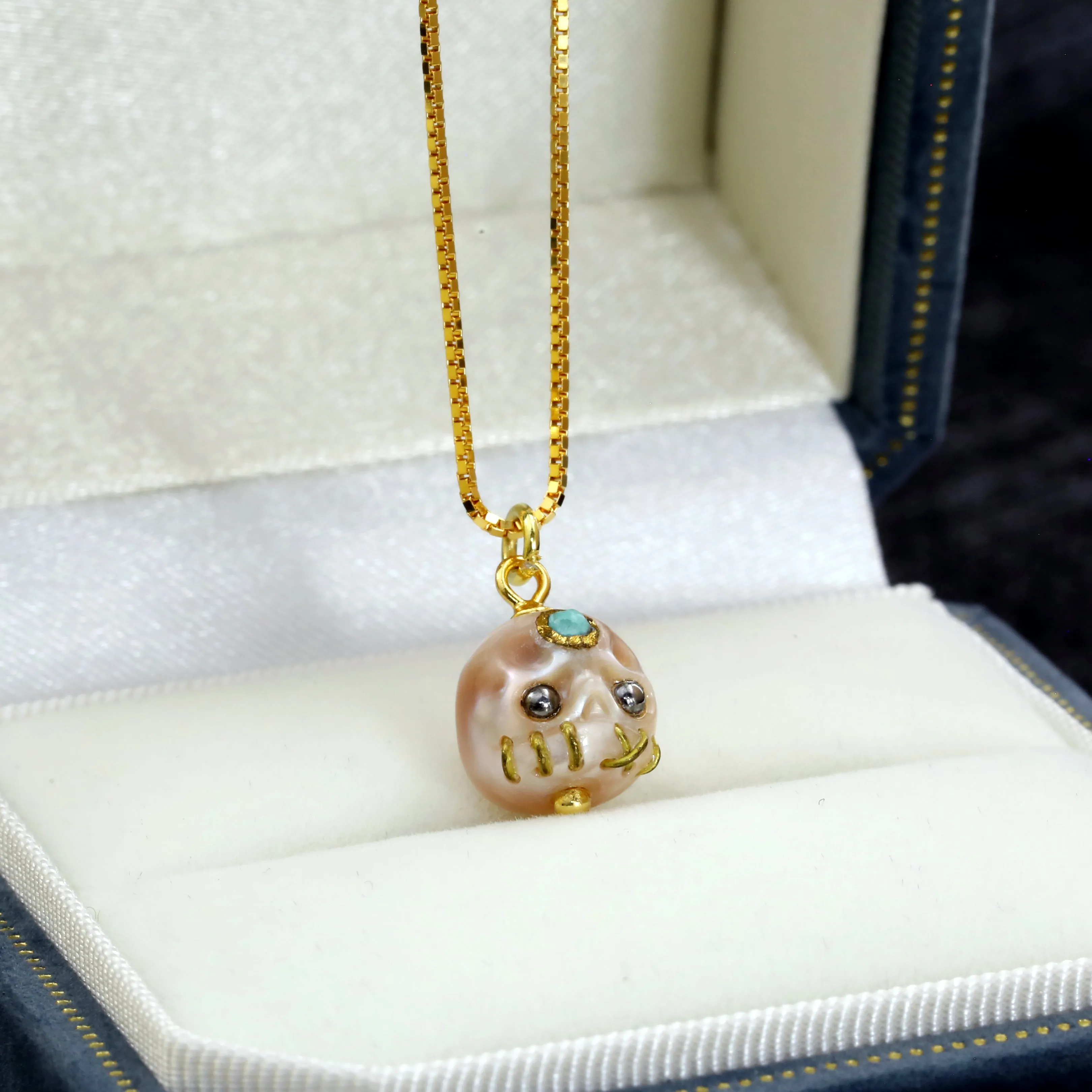 Carved Pearl Skull Śmaśana Bead Necklace With Black Eyes