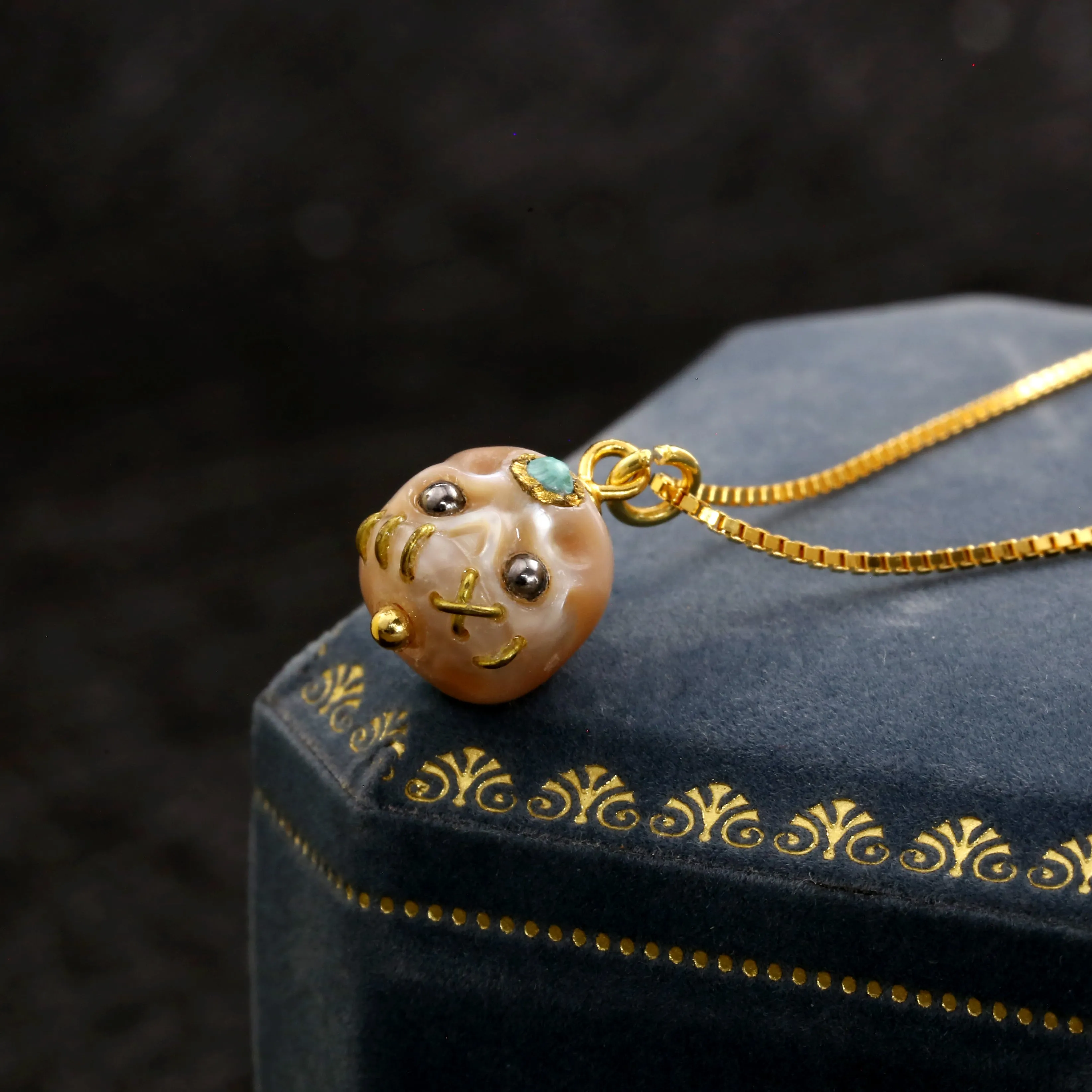 Carved Pearl Skull Śmaśana Bead Necklace With Black Eyes