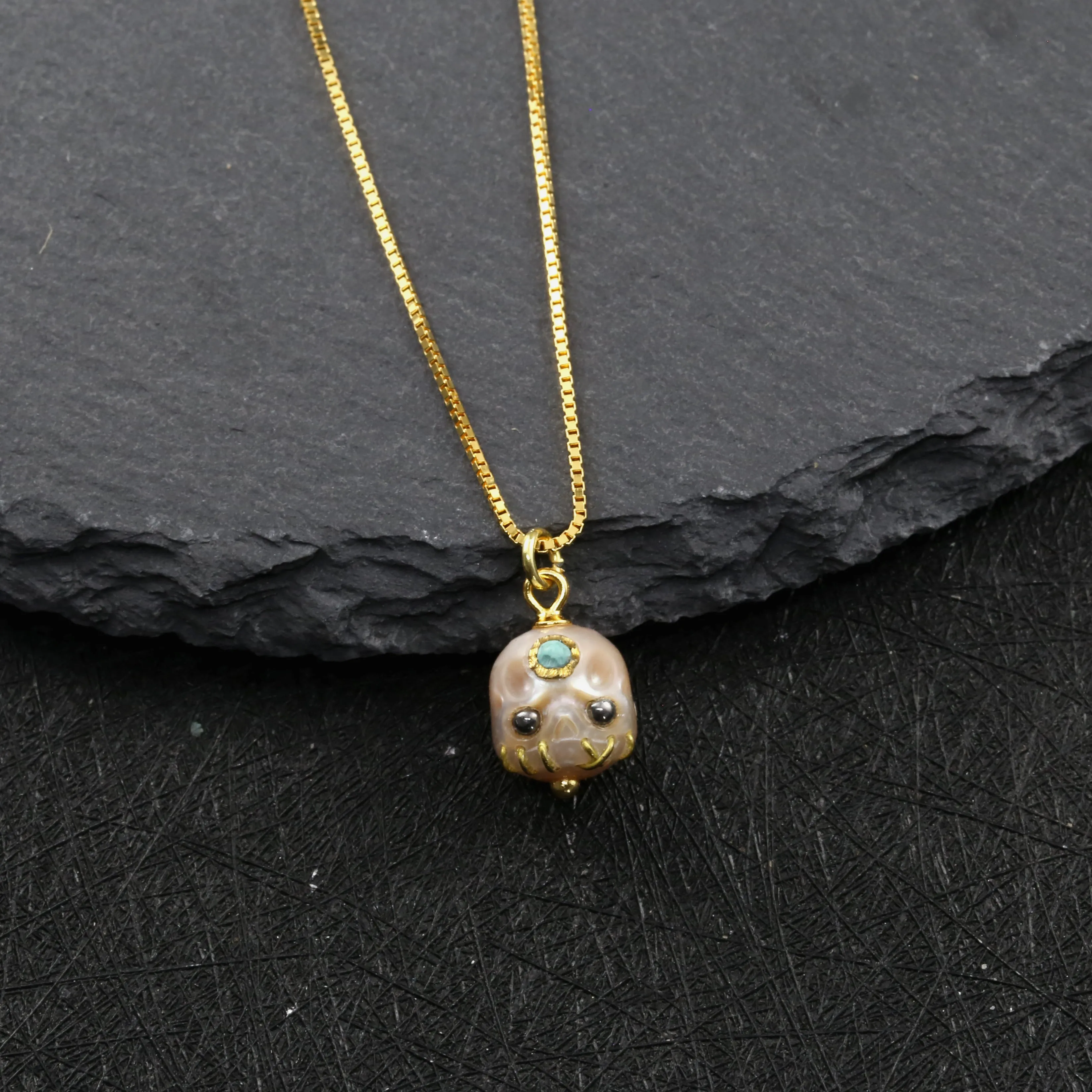 Carved Pearl Skull Śmaśana Bead Necklace With Black Eyes