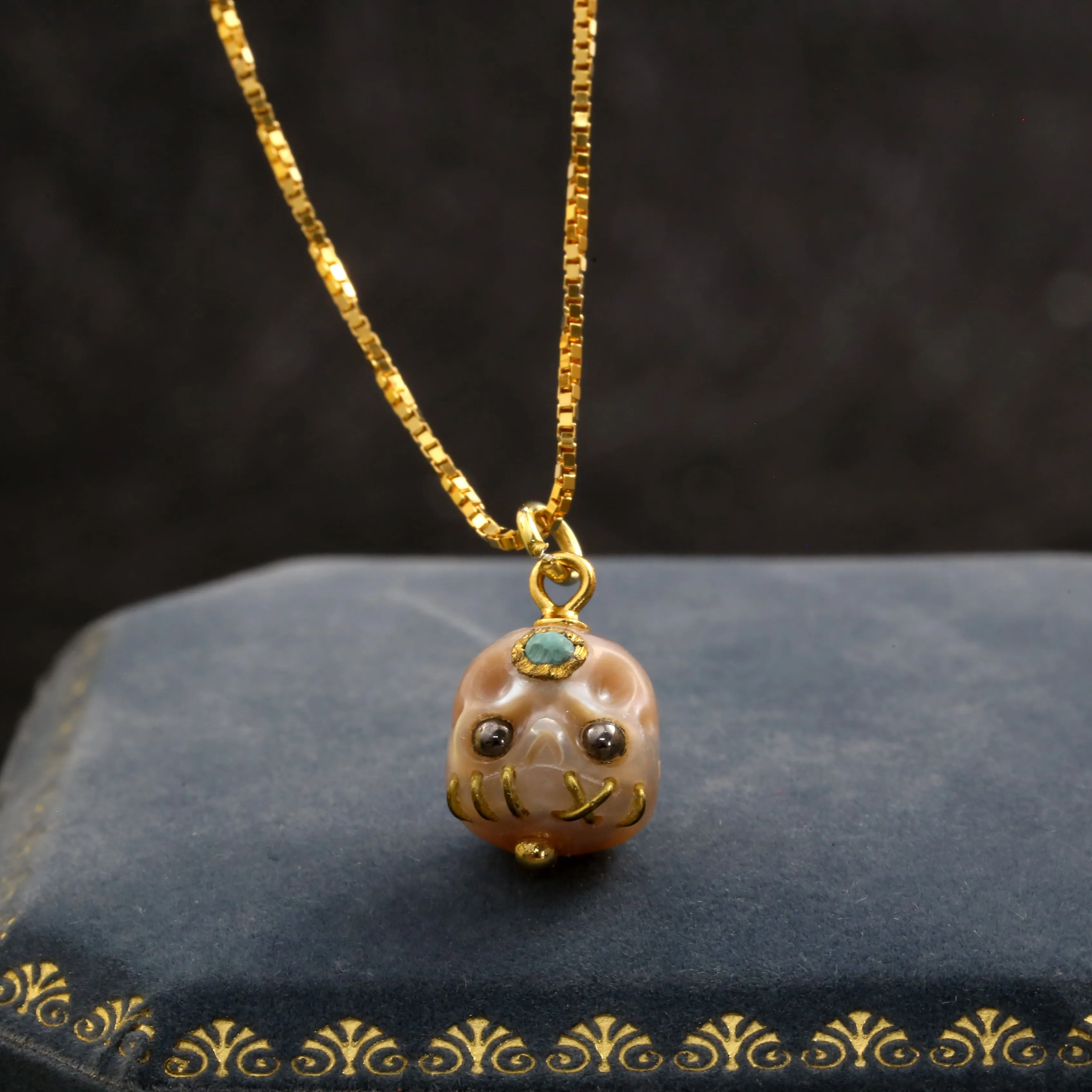 Carved Pearl Skull Śmaśana Bead Necklace With Black Eyes