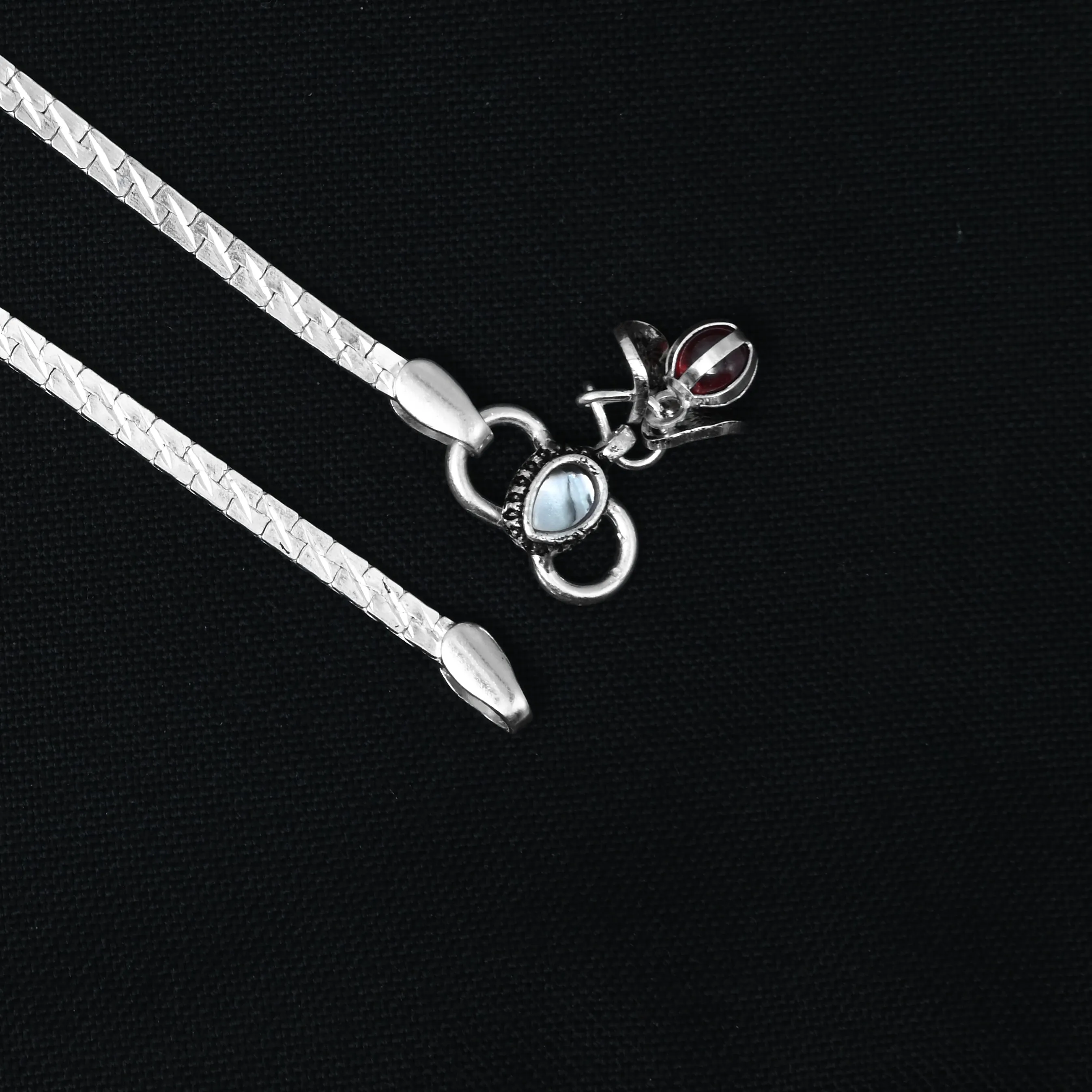 Elegant Silver Anklet with Ghungroo Detailing – Stylish & Unique Design