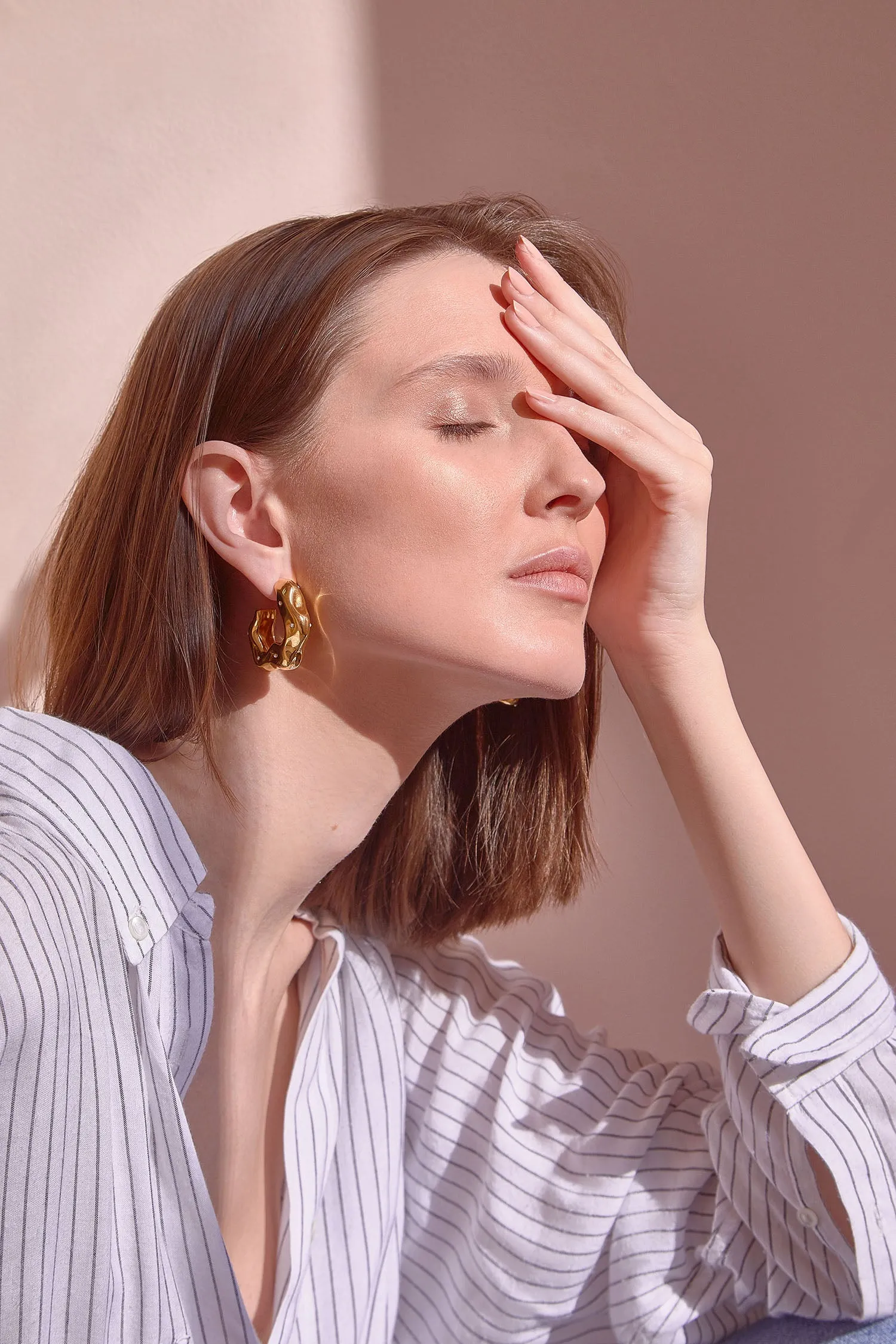 FEMININE WAVES HOOP EARRINGS