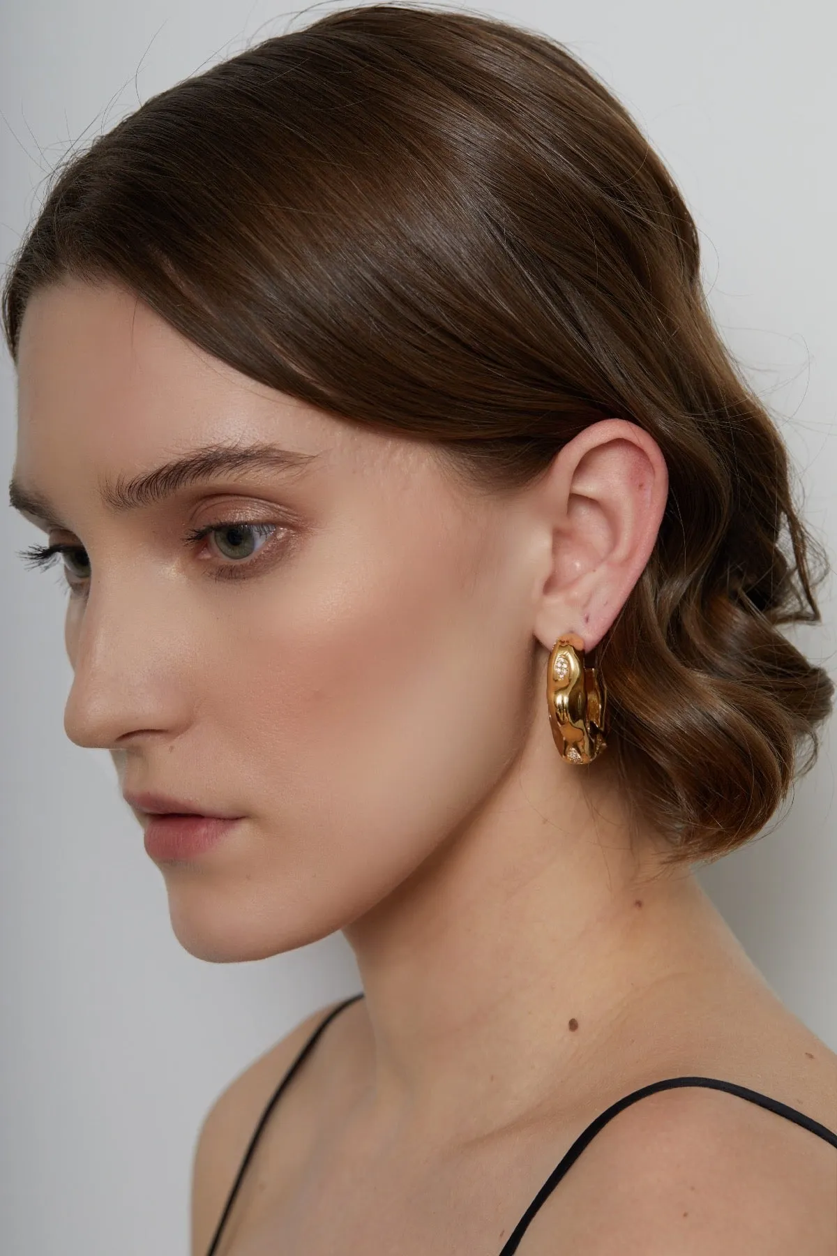 FEMININE WAVES HOOP EARRINGS