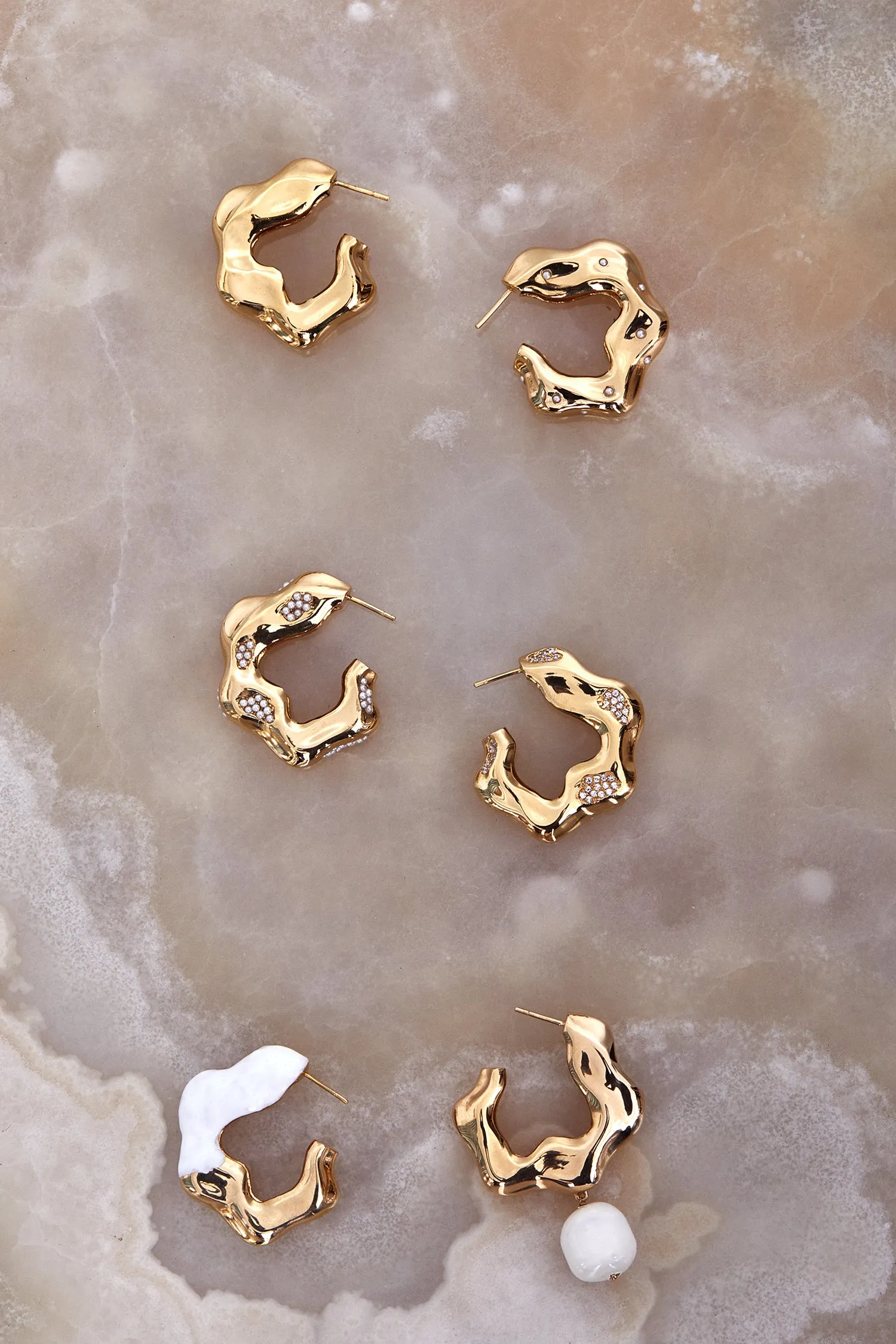 FEMININE WAVES HOOP EARRINGS