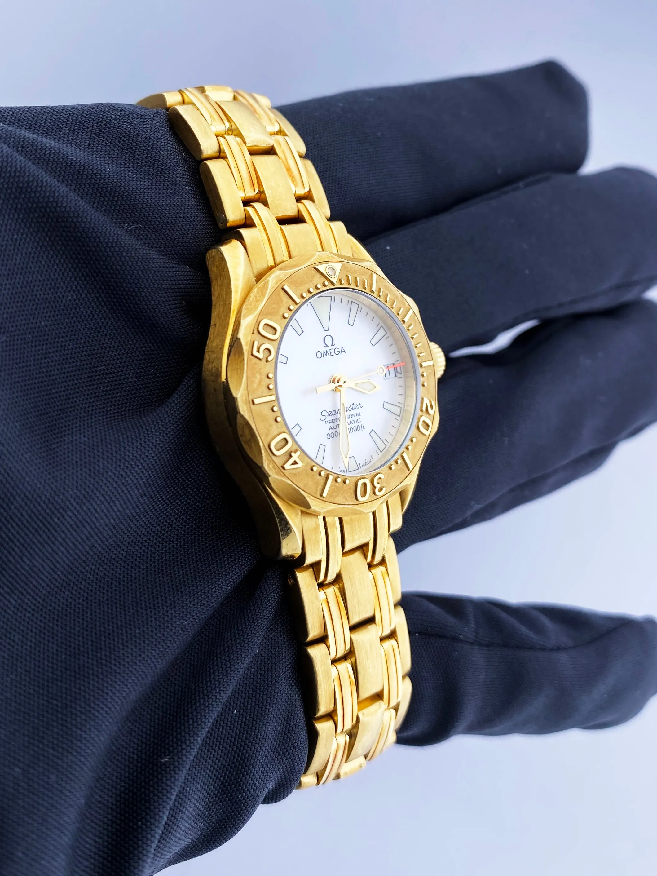 Omega Seamaster 18K yellow Gold Mother Of Pearl Dial Ladies Watch