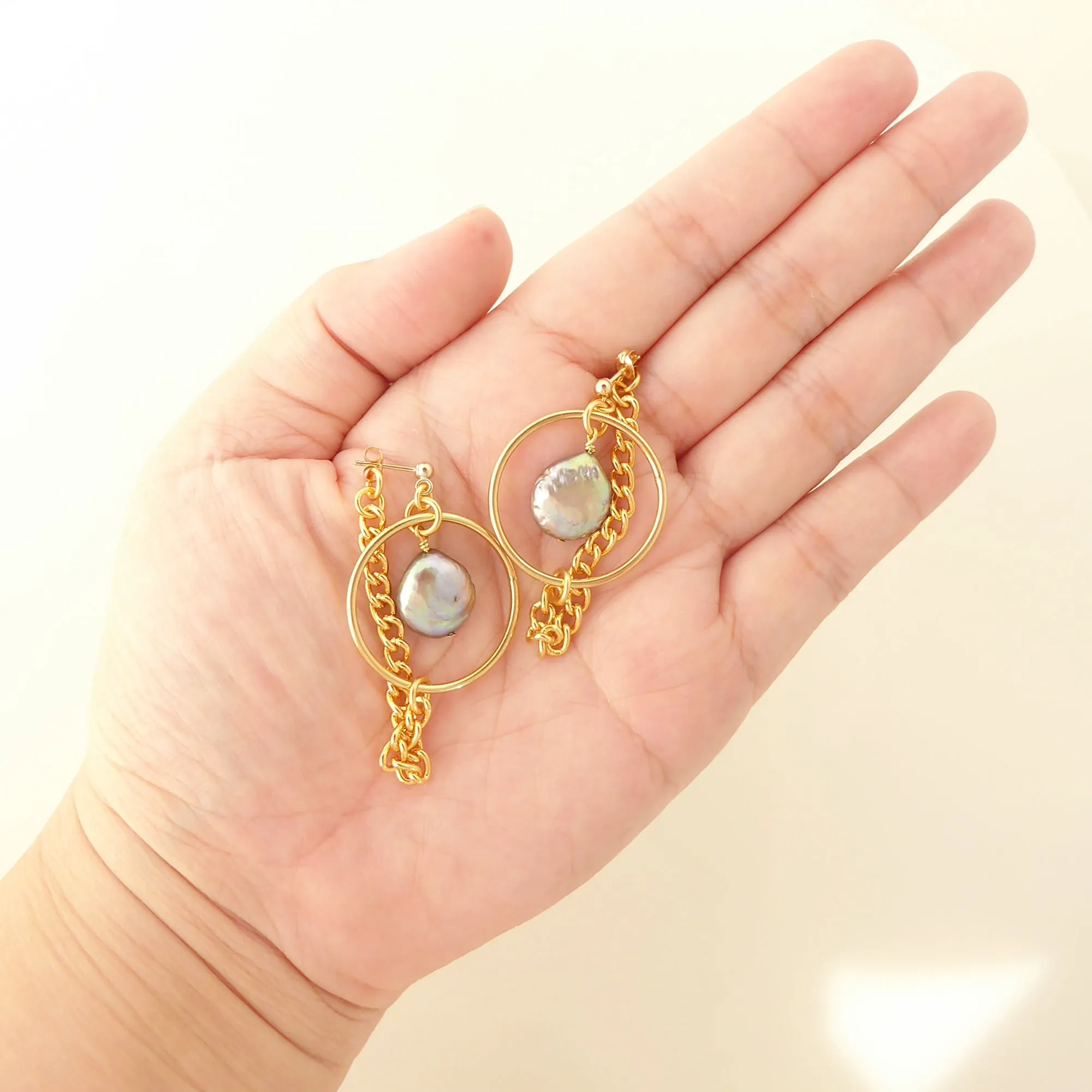 Saturn earrings in gray pearl