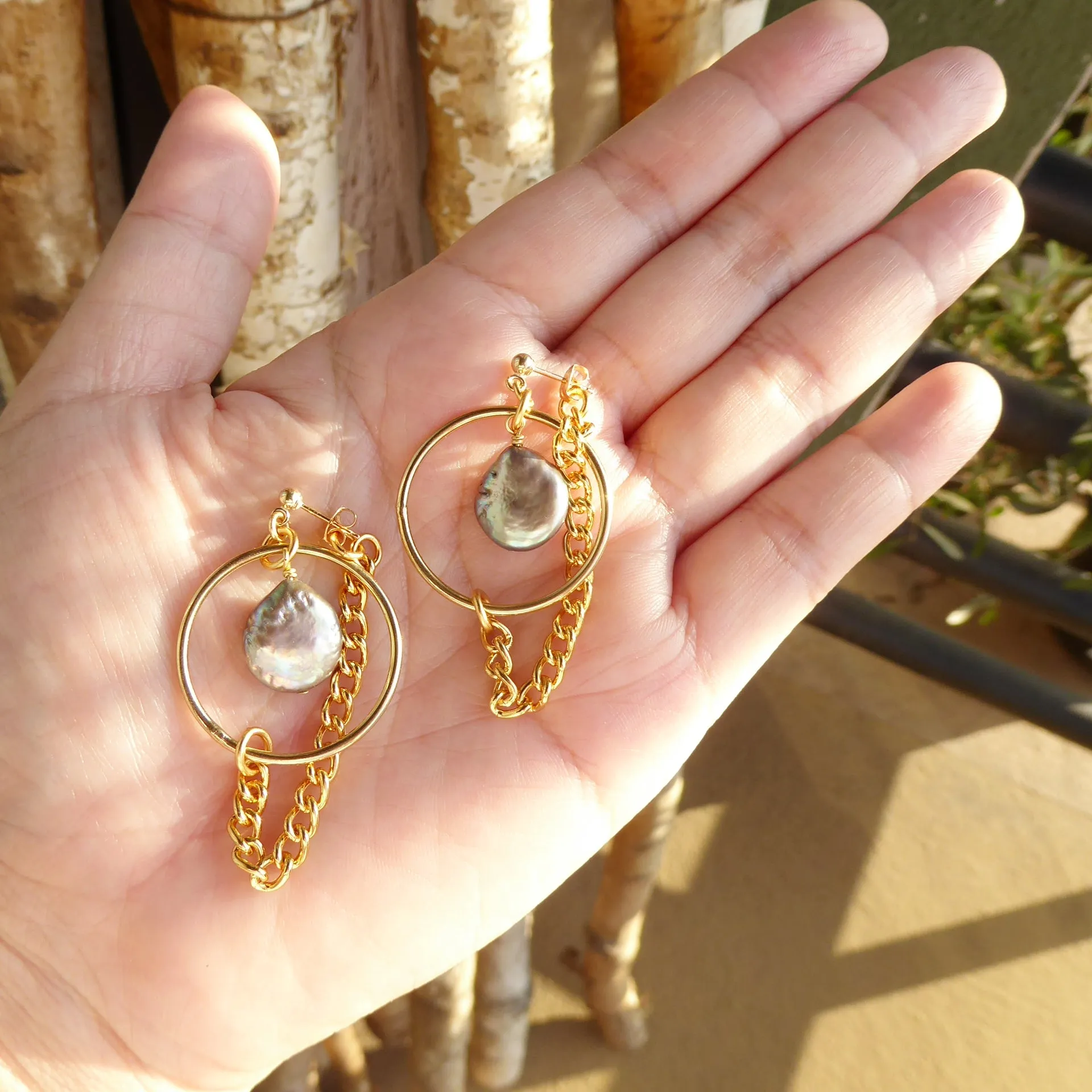 Saturn earrings in gray pearl