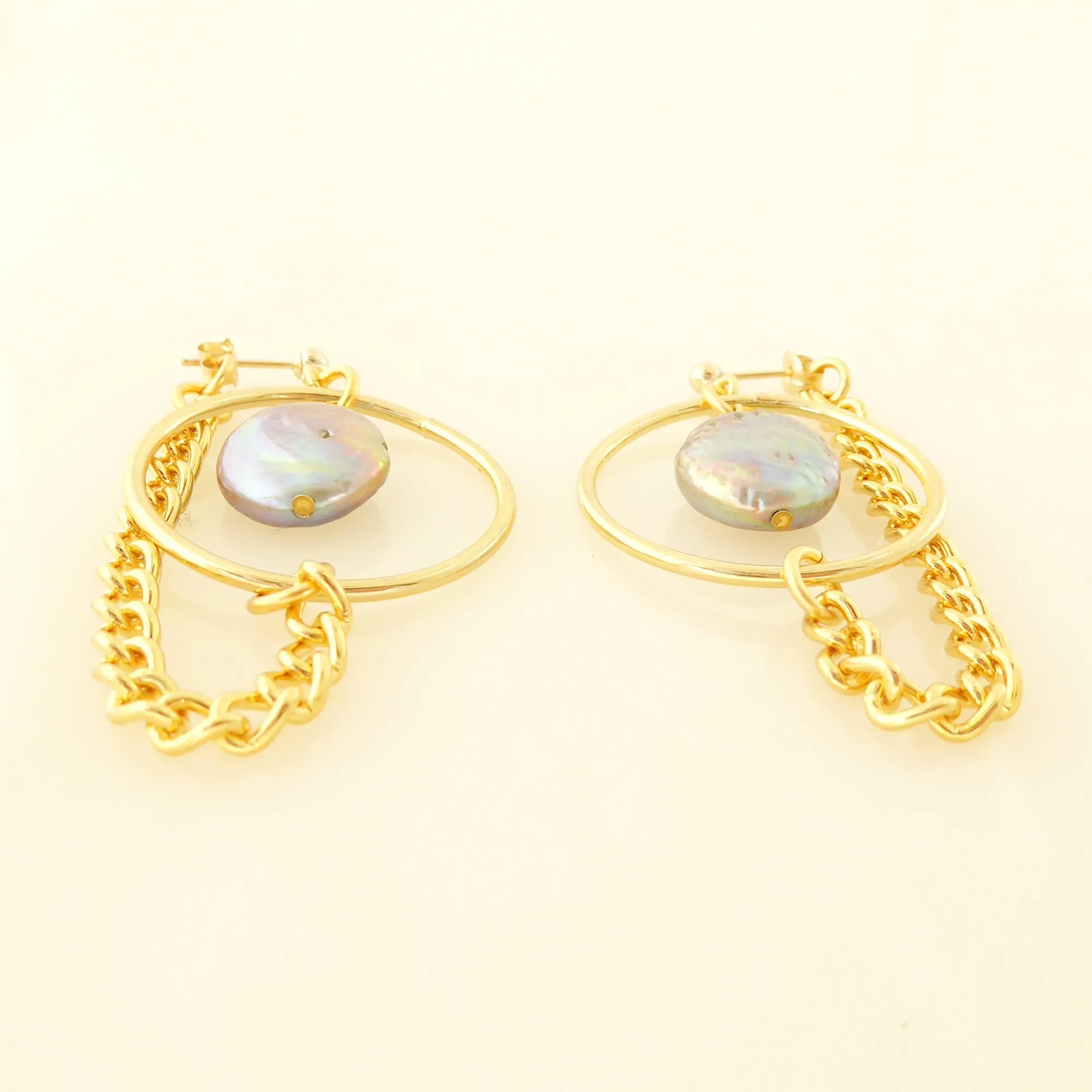 Saturn earrings in gray pearl