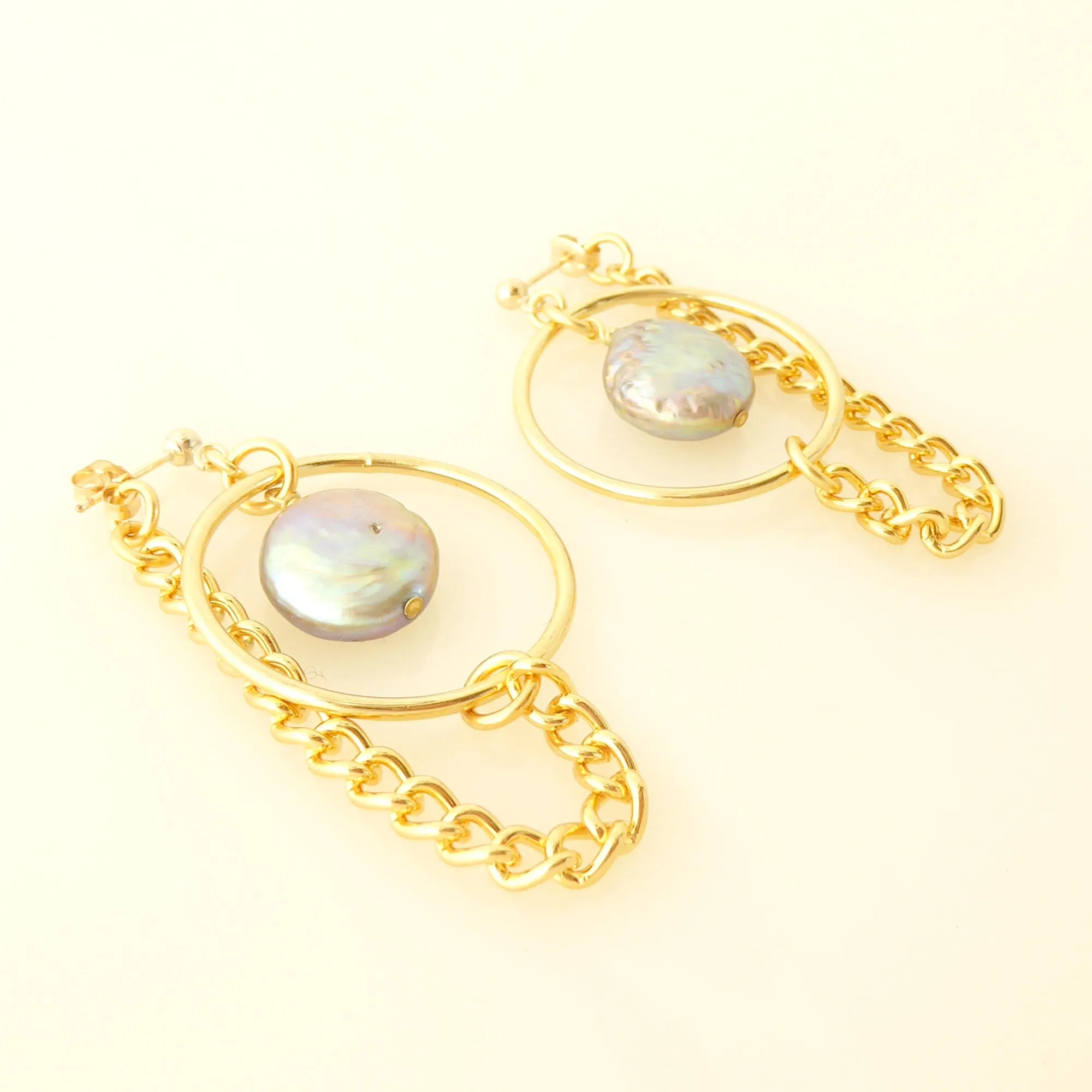 Saturn earrings in gray pearl