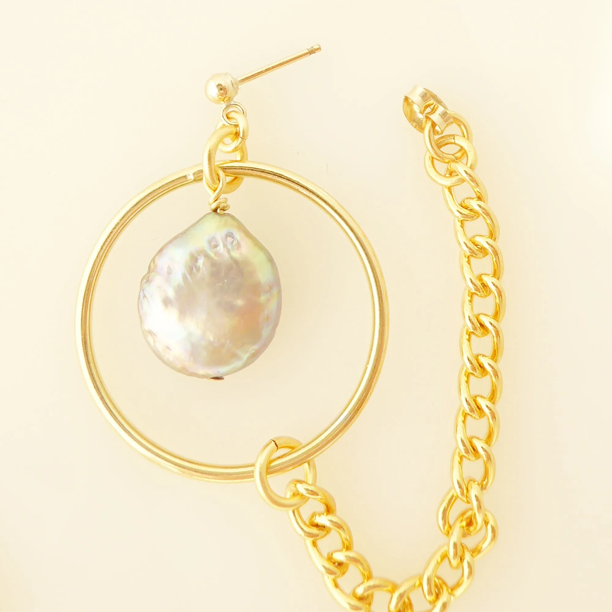 Saturn earrings in gray pearl